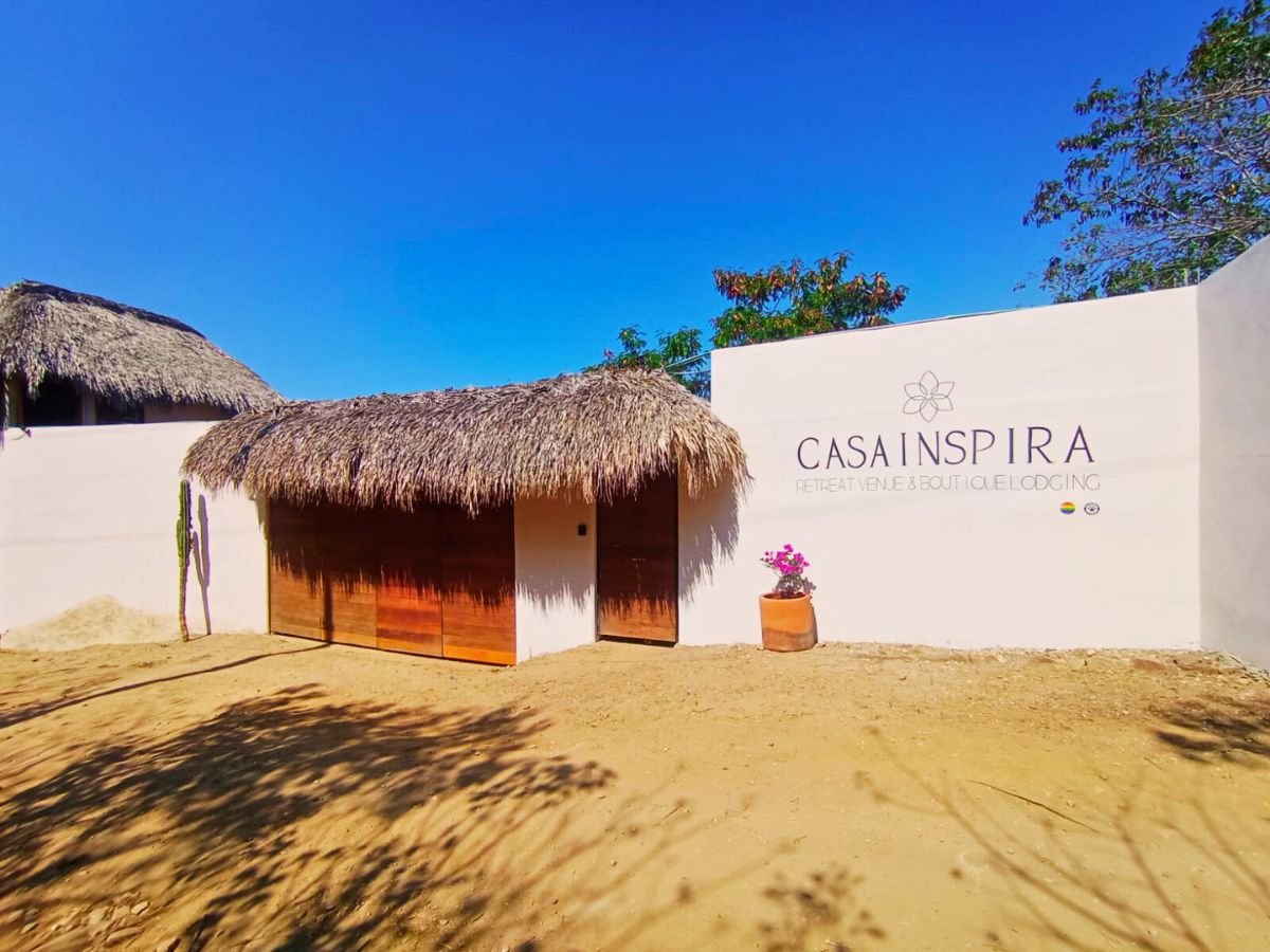 entrada de casainspira mazunte. porton/garage de madera y techo de palapa