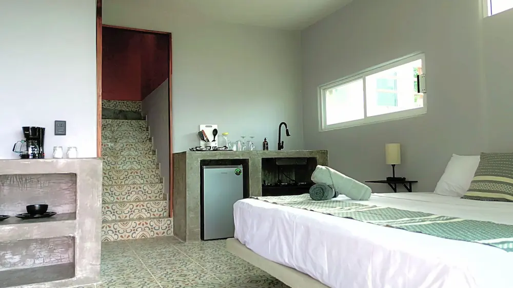 CIELO Duplex Loft interior with bed, kitchenete and dressing area / Interior de Loft Dúplex CIELO con cama, cocineta y area de vestidor