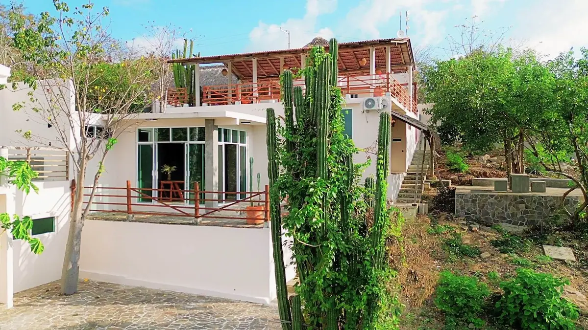 SOL Suite entrance with fornutire in dinning and kitchen room / Entrada a Suite SOL con muebles de comedor y cocina completa