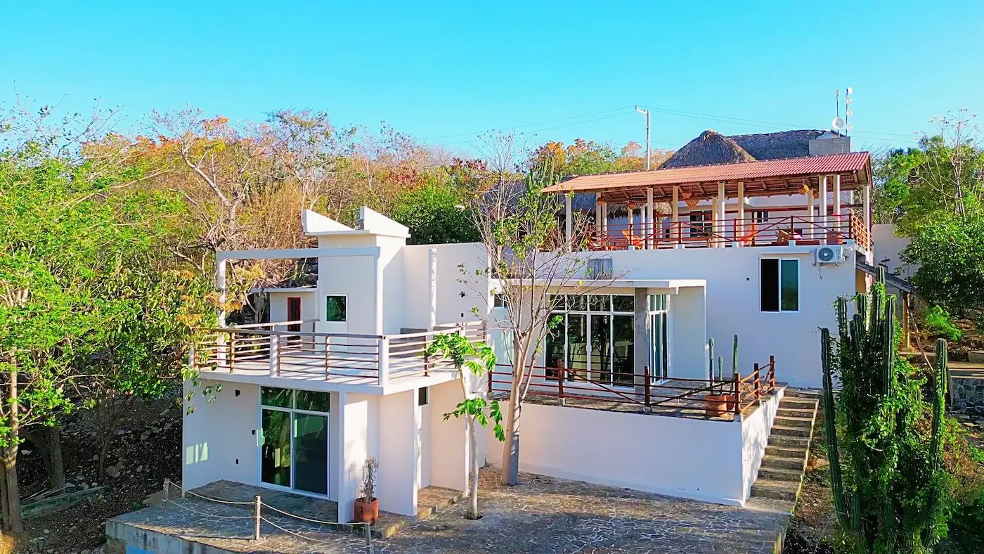 Guest welcome stairs CasaInspira Mazunte / Escalera de bienvenida para huéspedes en CasaInspira Mazunte