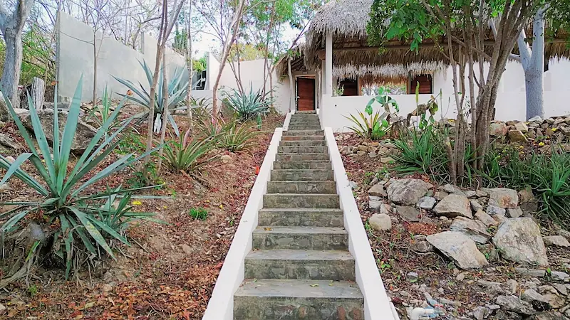Guest welcome stairs CasaInspira Mazunte / Escalera de bienvenida para huéspedes en CasaInspira Mazunte