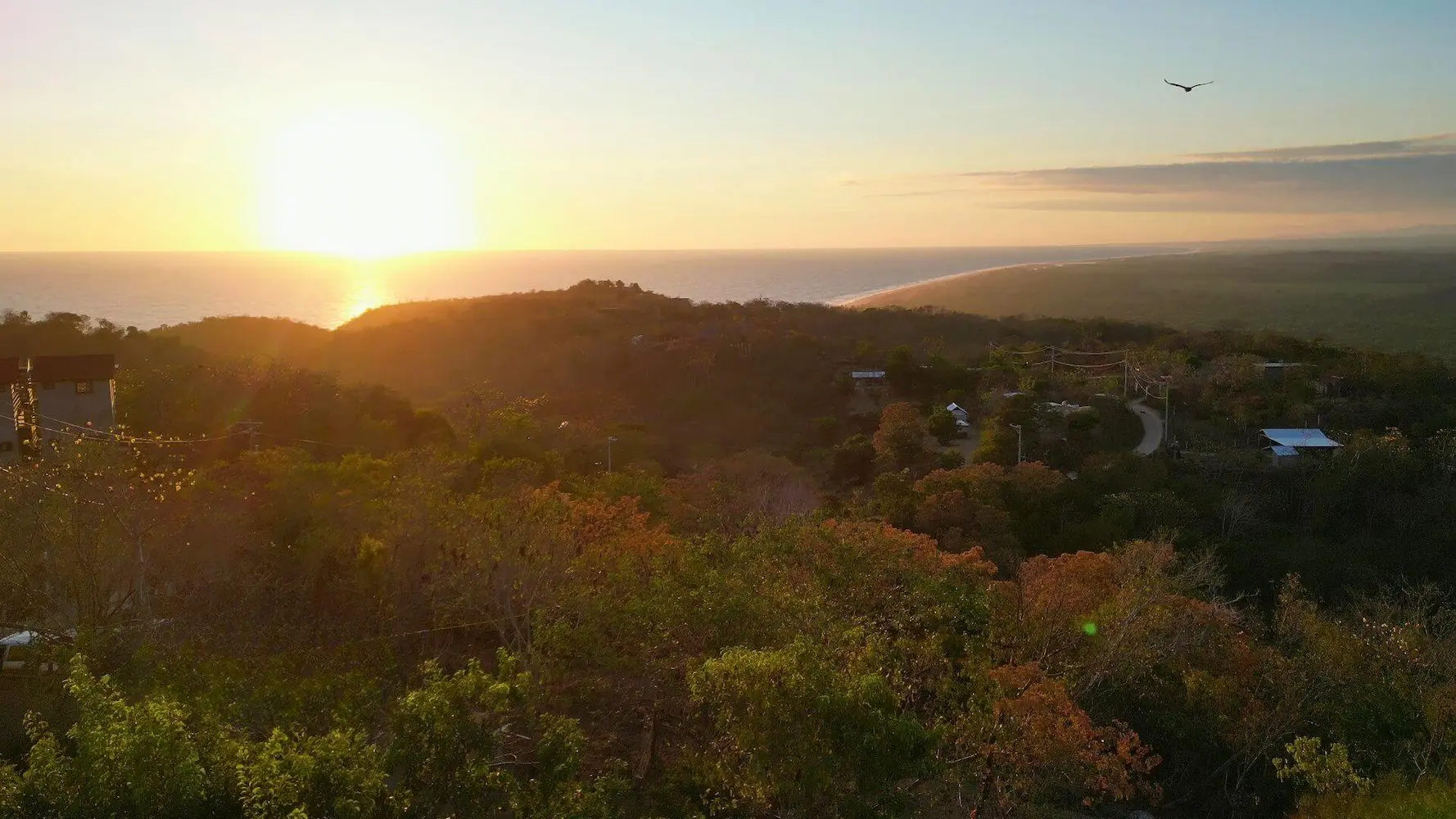 SOL Suite entrance with fornutire in dinning and kitchen room / Entrada a Suite SOL con muebles de comedor y cocina completa