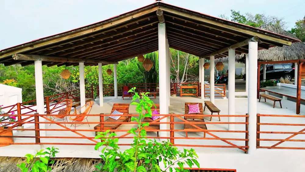 ECO Room kitchenete area y entrance and rest area / Habitación ECO con cocineta, entrada y area de descanso, CasaInspira Mazunte Oaxaca