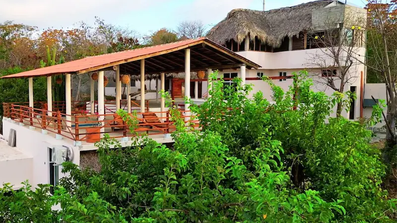 SOL Suite entrance with fornutire in dinning and kitchen room / Entrada a Suite SOL con muebles de comedor y cocina completa