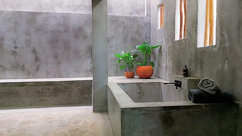 Handcrafted stone bathtub in Tierra room / Tina artesanal de piedra en habitación Tierra de CasaInspira Mazunte