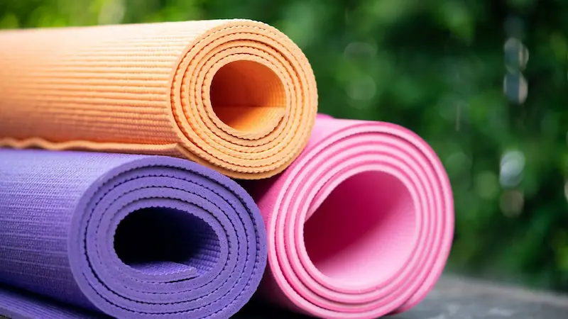 TIERRA Loft entrance with floor-to-ceiling windows, bed and gardens / Entrada a Loft TIERRA con ventanales de piso a techo, cama y jardines nativos